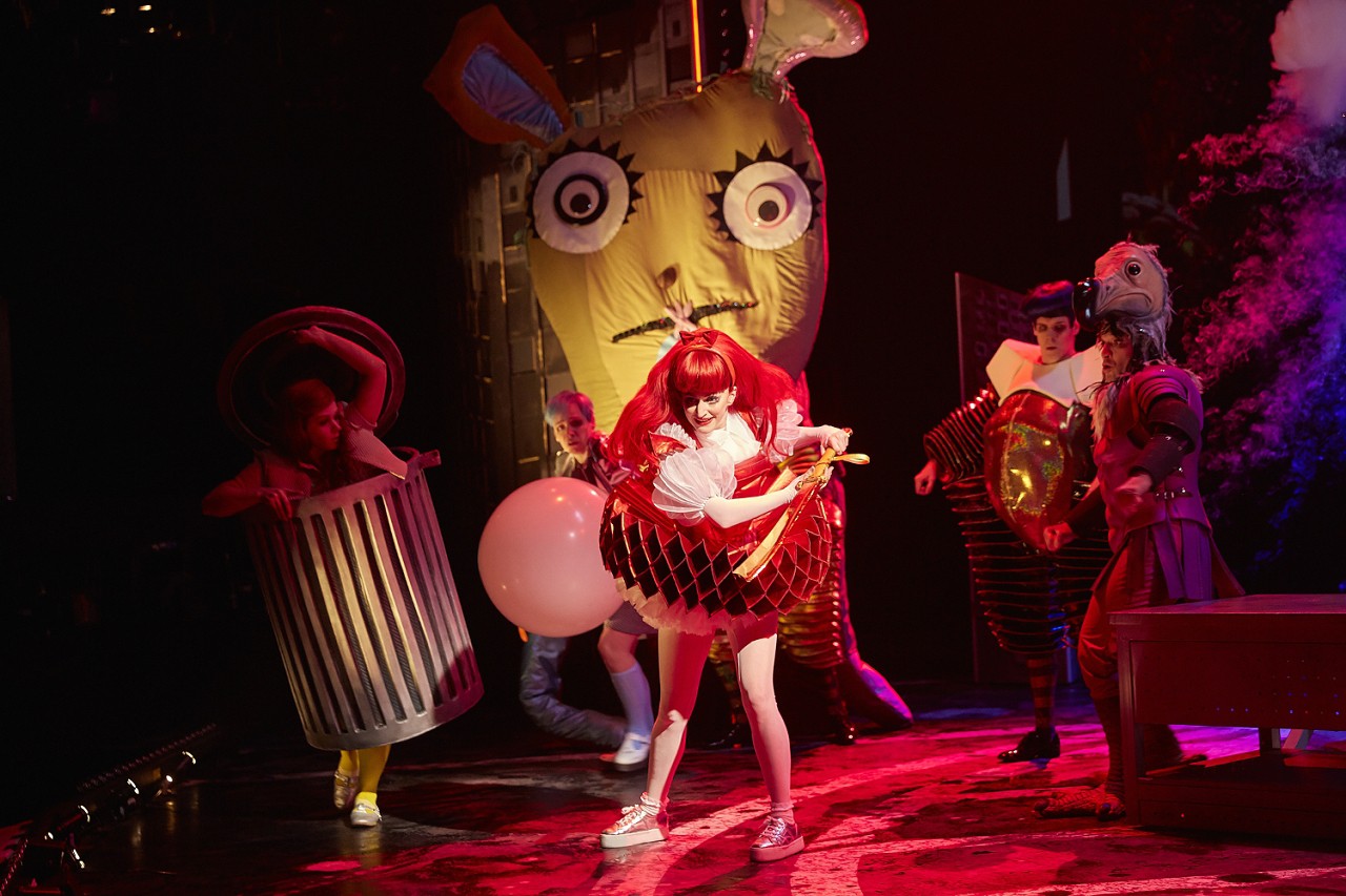 l-r: Cydney Uffindell-Phillips (Mock Turtle), Daisy Maywood (Humpty), Carly Bawden (Alice), Sam Archer (Dum), Ivan de Freitas (Dodo) © Brinkhoff / Mögenburg