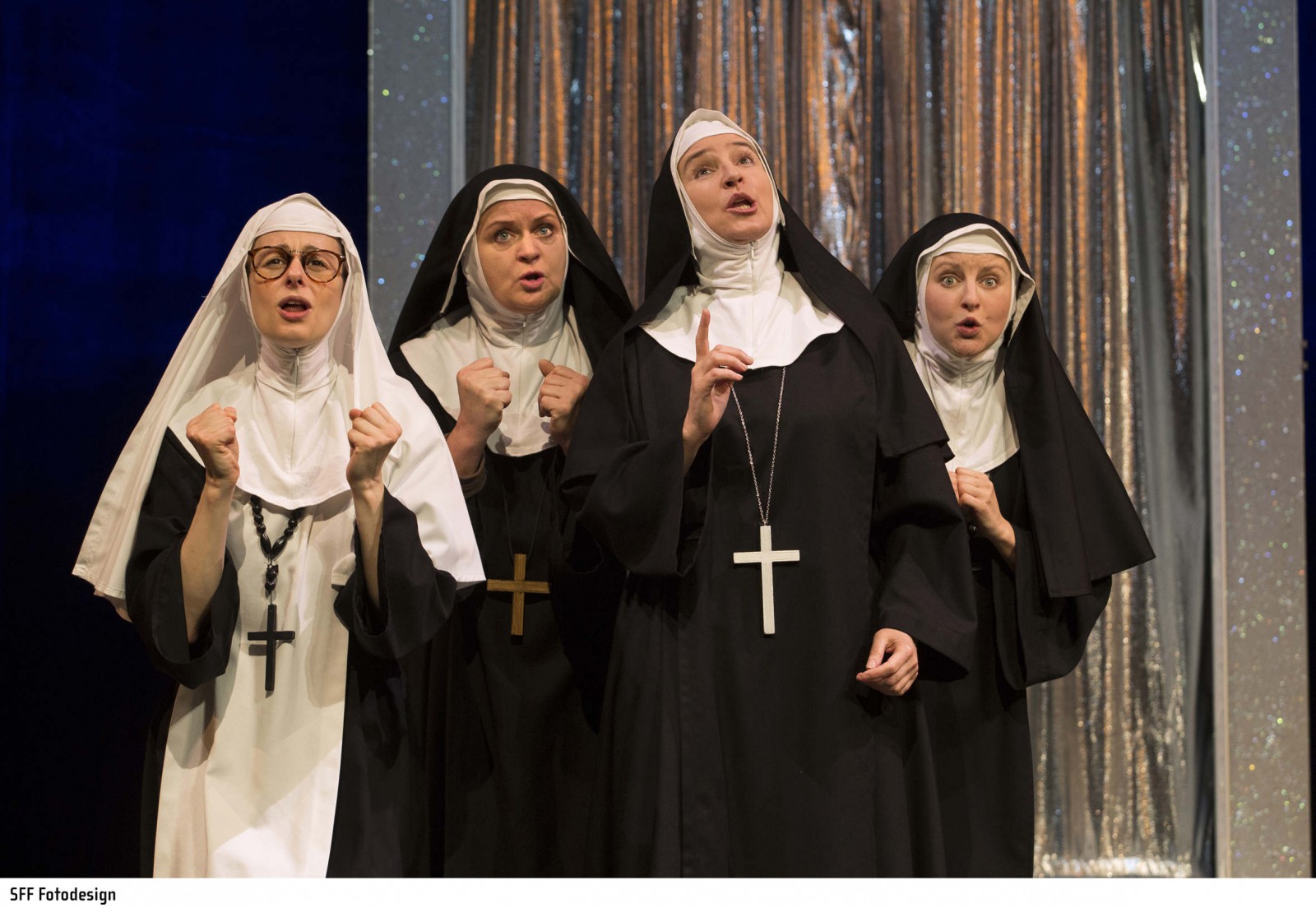 Julia Leinweber (Schwester Maria Leo), Anja Stange (Schwester Maria Hubert), Stefanie Rhaue (Schwester Maria Regina, Mutter Oberin), Susanna Mucha (Schwester Maria Amnesia) © SFF Fotodesign, Hof