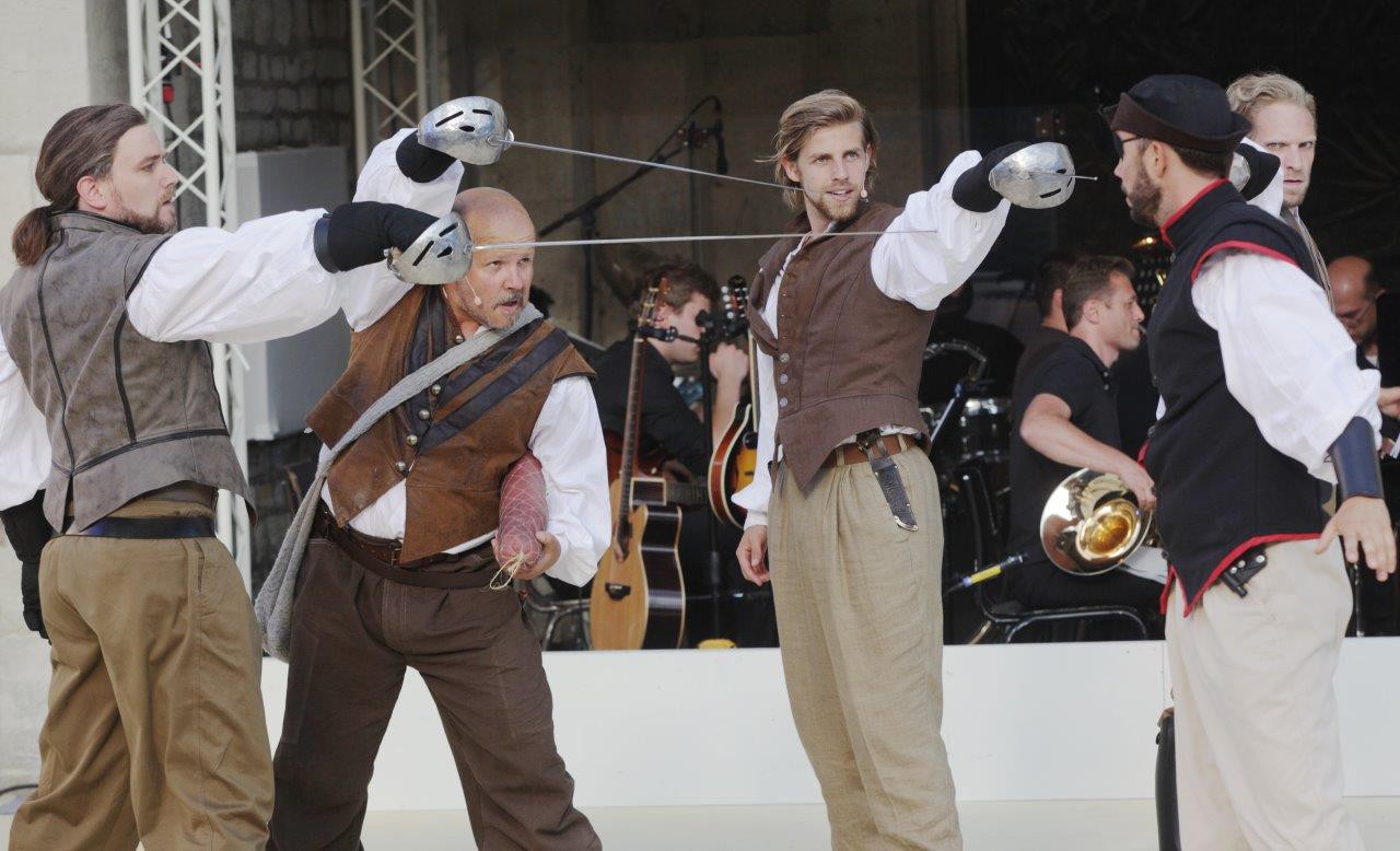 Udo Eickelmann (Athos), Mario Gremlich (Porthos), Merlin Fargel (D Artagnan), Thorin Kuhn (Rochefort), Veit Schäfermeier (Aramis) © Hillebrecht/Die Foto-Maus