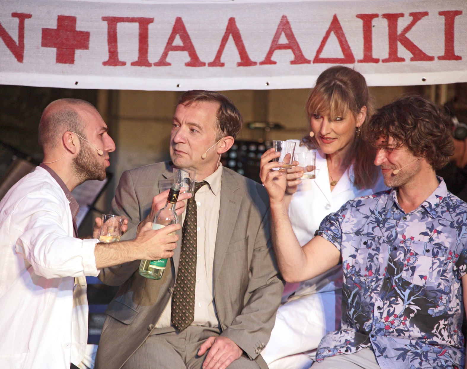 l-r: Fehmi Göklü (Dr. Yannis), Dirk Weiler (Jörg Geissner), Susanna Panzner (Eleni), Ron Holzschuh (Panos) © Hillebrecht/Die Foto-Maus