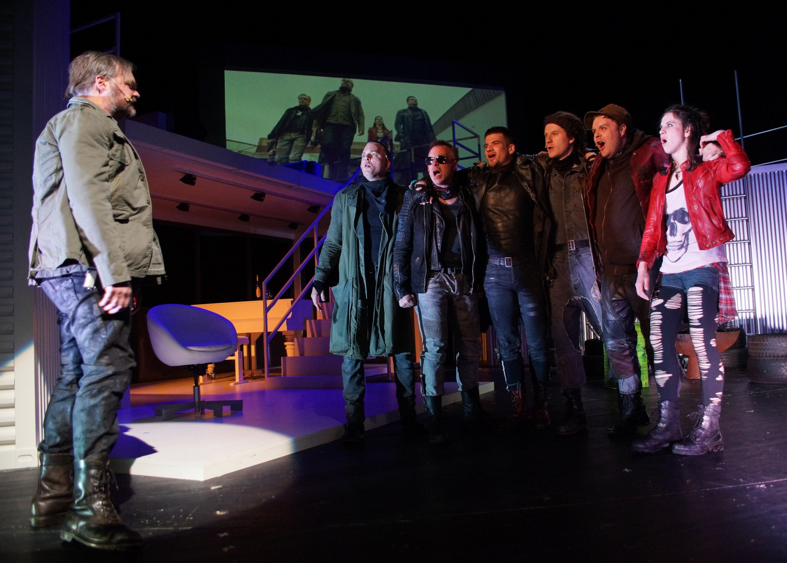 Oliver E. Schönfeld (Karl Moor), Eirik Behrendt (Schwarz), Christian Kämpfer (Schweizer), Rudi Hindenburg (Moritz Spiegelberg), Jasper Diedrichsen (Razmann), Marius Borghoff (Schufterle), Claudia Friebel (Roller) © Olaf Struck