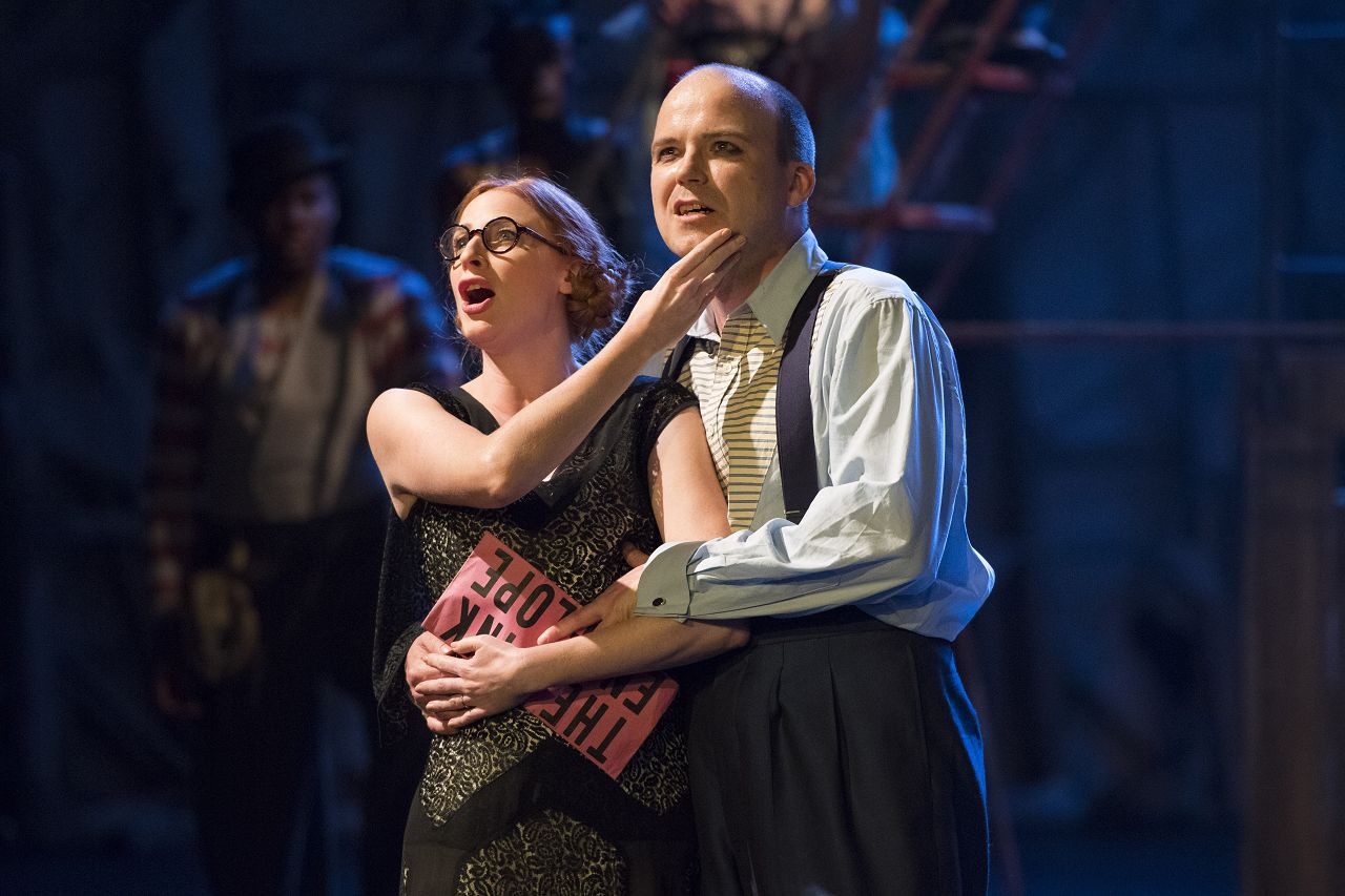 l-r: Rosalie Craig (Polly Peachum), Rory Kinnear (Macheath)   © Richard H. Smith