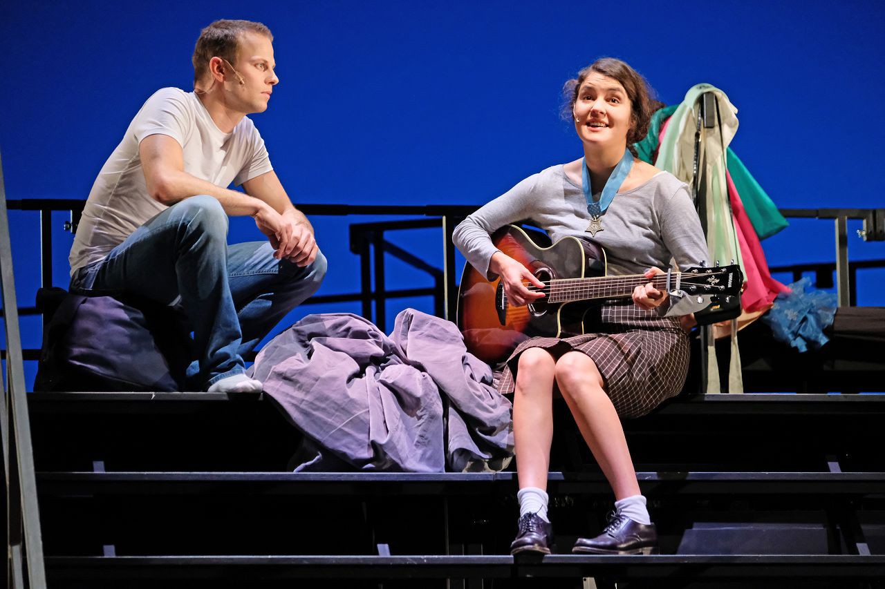 Tim Müller (Eddie Birdlace), Elisabeth Köstner (Rose Fenny) © Falk von Traubenberg