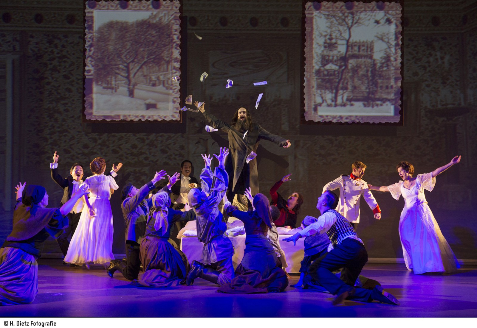 Christian Venzke (Rasputin), Stefanie Rhaue (Galina) und Ensemble © H. Dietz Fotografie, Hof