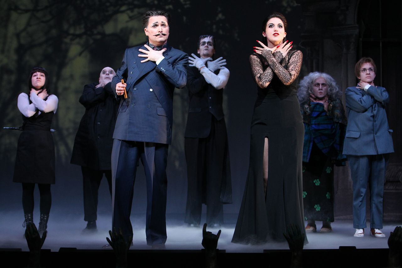 l-r: Lasarah Sattler (Wednesday Addams), Mark Hamman (Onkel Fester), Jan Friedrich Eggers (Gomez Addams), Maciej Bittner (Lurch), Katarina Morfa (Morticia Addams), Tobias Rusnak (Grandma), Sandra Bitterli (Pugsley Addams) © Jörg Landsberg