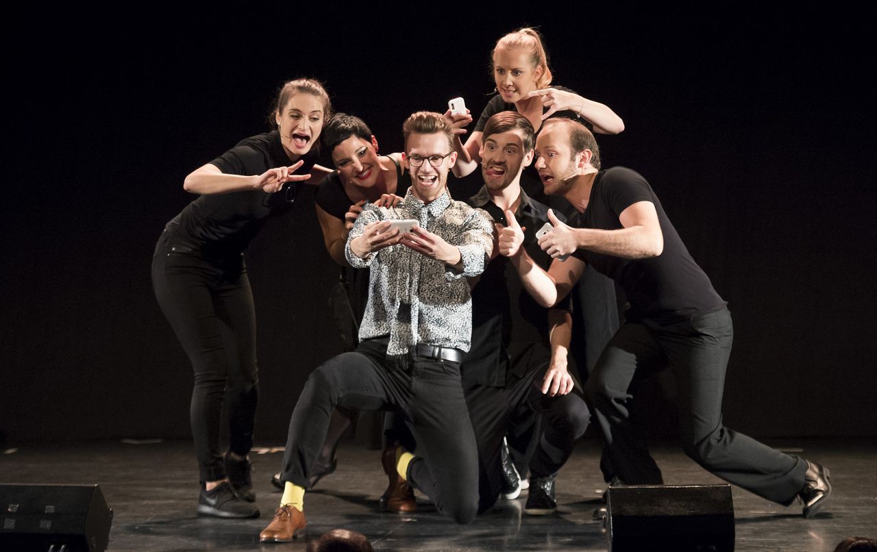 l-r: Ursula Baumgartner, Regina Mallinger, Harald Baumgartner, Mario Klein, Daniela Lehner, Stefan Bischoff in 'B A Star' © Daniel Reinhardt für Morris Mac Matzen-Photography