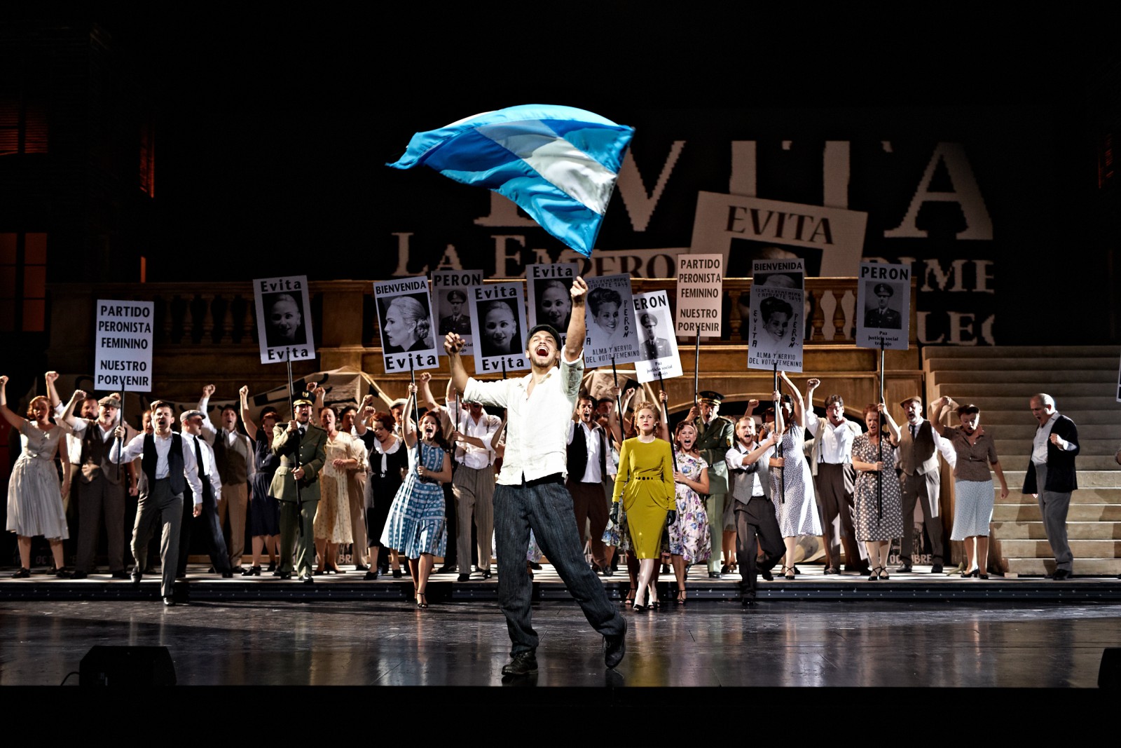 Dominik Hees, Ensemble, Chor des Staatstheaters Darmstadt © Michael Hudler