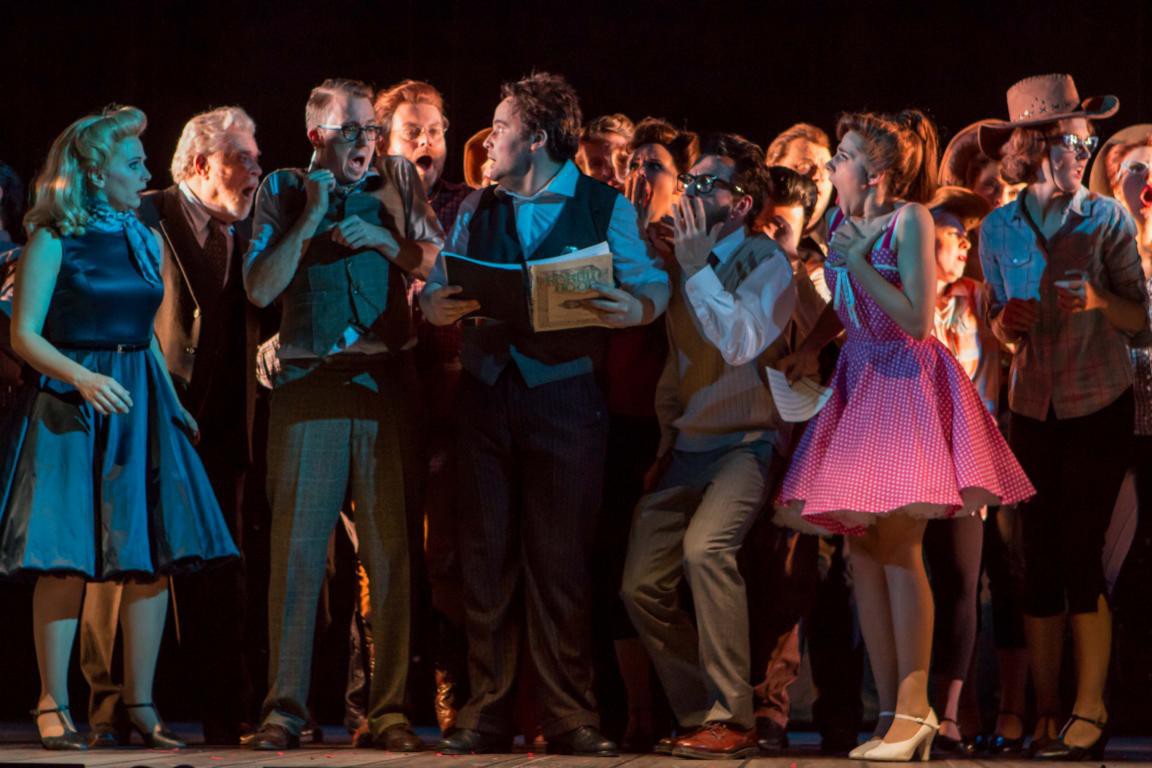 Boris Leisenheimer (Mitte), Ensemble, Opernchor, Tanztheater © Oliver Berg, Theater Münster