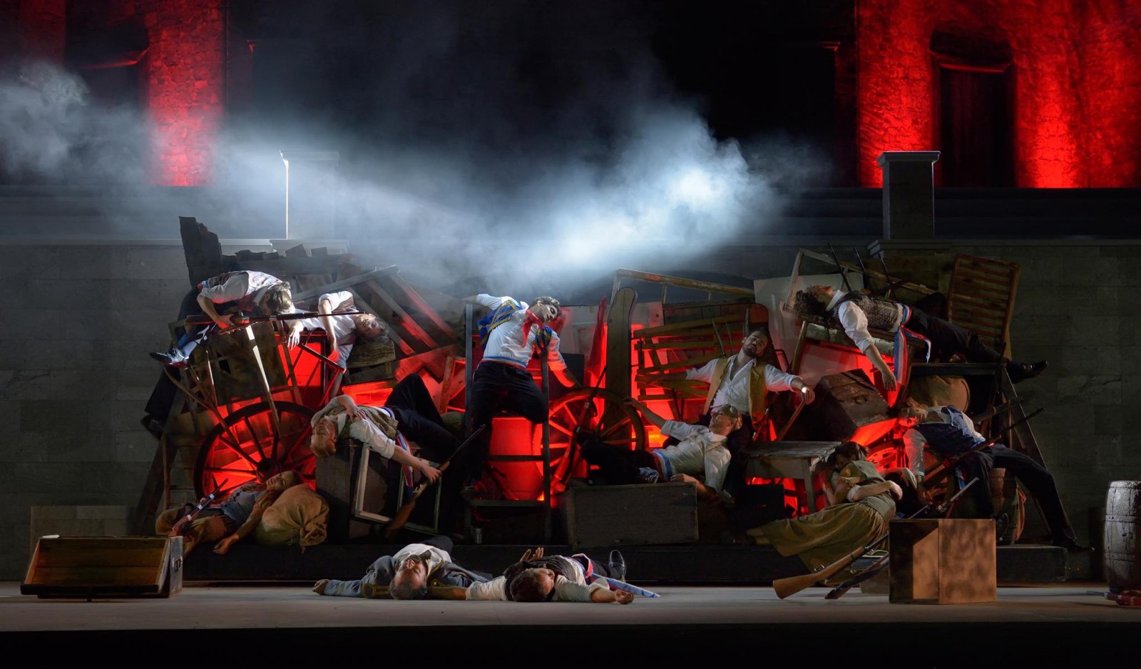 Pablo Grande (Enjolras), Ensemble © Harald Schillhammer