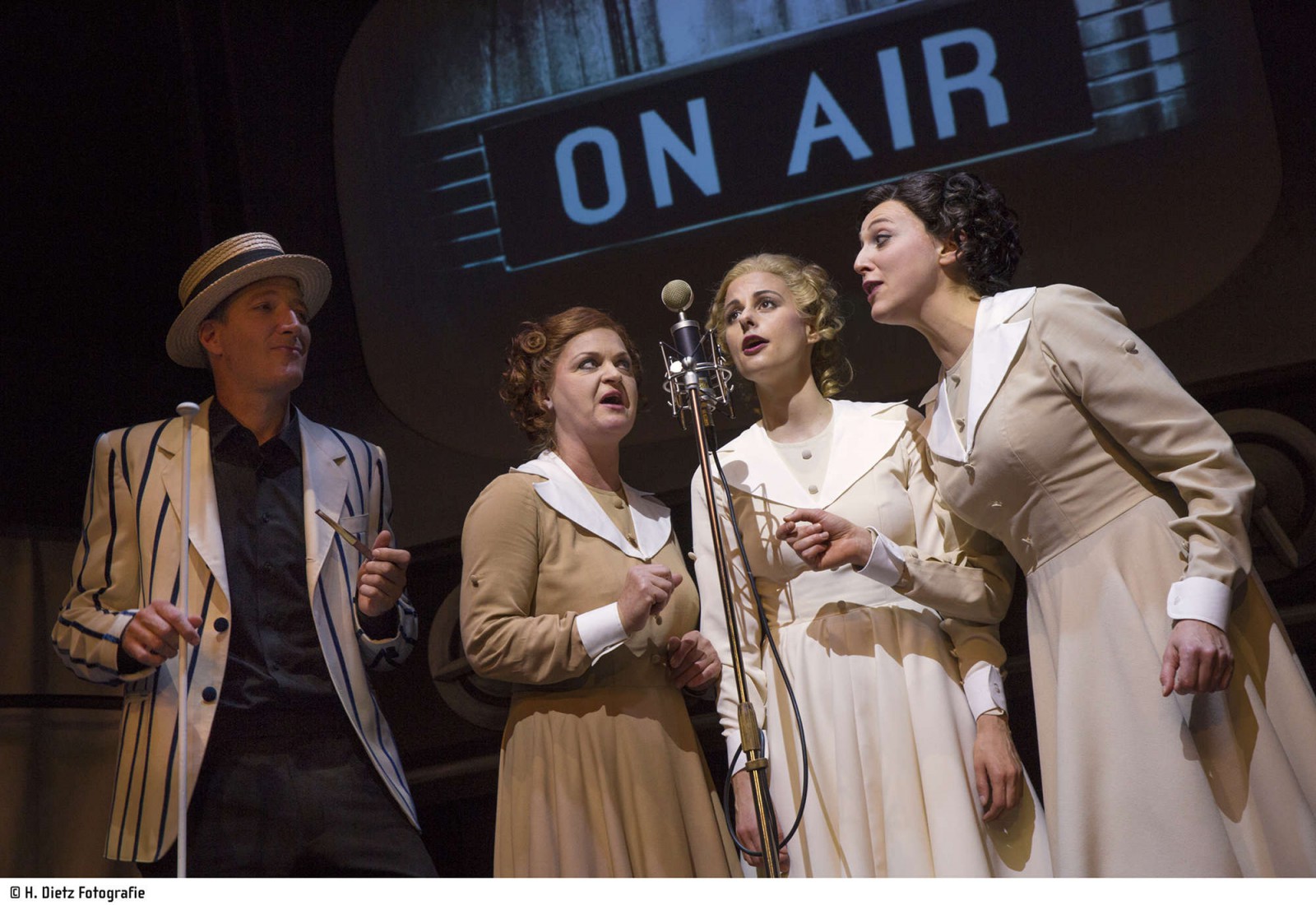 Thilo Andersson (Mann), Anja Stange (Laverne), Julia Leinweber (Patty), Birgit Reutter (Maxene) © H. Dietz Fotodesign, Hof