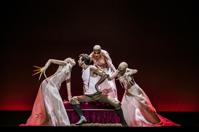 Julian Culemann (Jonathan Harker), Jeanne Seguin (Vampirgirl), Simone Krampe (Vampirgirl), Nathalie Parsa (Vampirgirl) © Landestheater/Jochen Quast