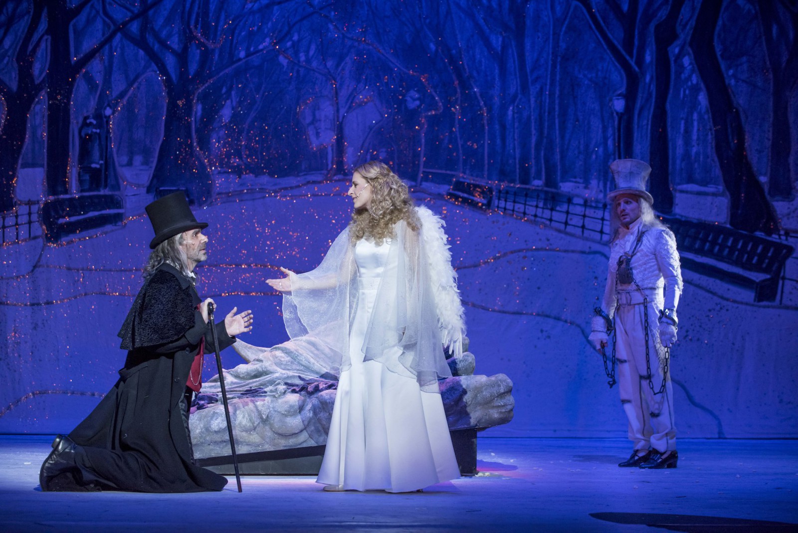 Thomas Kohl (Scrooge), Stefanie Hertel (Engel) © Roland Obst