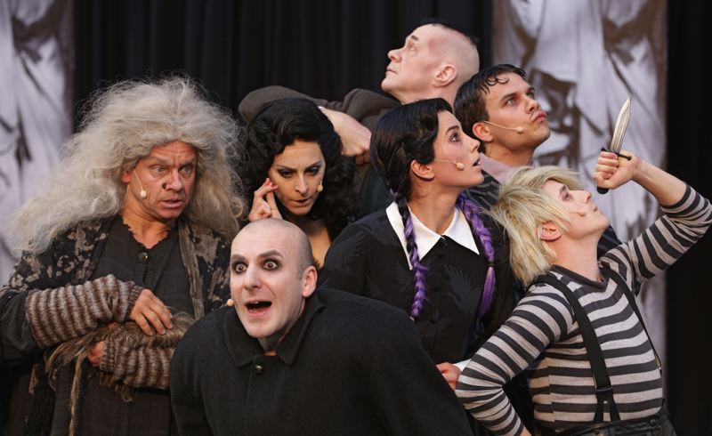 Sven Olaf Denkinger (Grandma), Fehmi Göklü (Onkel Fester), Miriam Anna Schwan (Morticia Addams), Florentine Kühne (Wednesday Addams), Jan Kämmerer (Lurch), Lucas Baier (Gomez Addams), Stephan Luethy (Pugsley Addams) © Hillebrecht