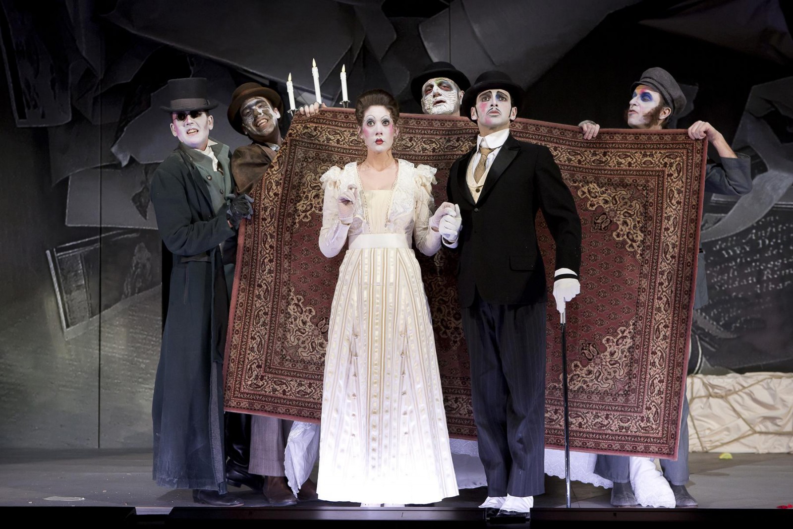 Sebastian Stert (Sägerobert), Andreas Hammer (Münzmatthias), Stephan Korves (Trauerweidenwalter), Oliver Seidel (Hakenfingerjakob), vorn: Mirjana Milosavljević (Polly Peachum), Matthias Mosbach (Macheath) © Claudia Heysel