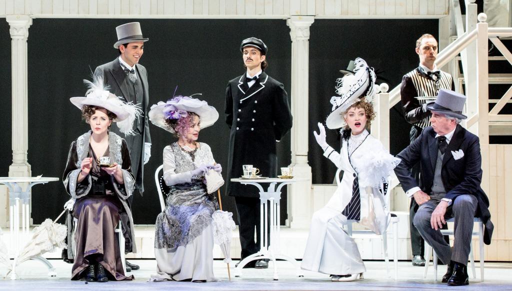 Ulrike Dostal (Mrs. Eynsford Hill), Liviu Holender (Freddy Eynsford-Hill), Cornelia Froboess (Mrs. Higgins), Maximilian Berling (Chauffeur), Nadine Zeintl (Eliza Doolittle), Friedrich von Thun (Oberst Pickering) © Marie-Laure Briane