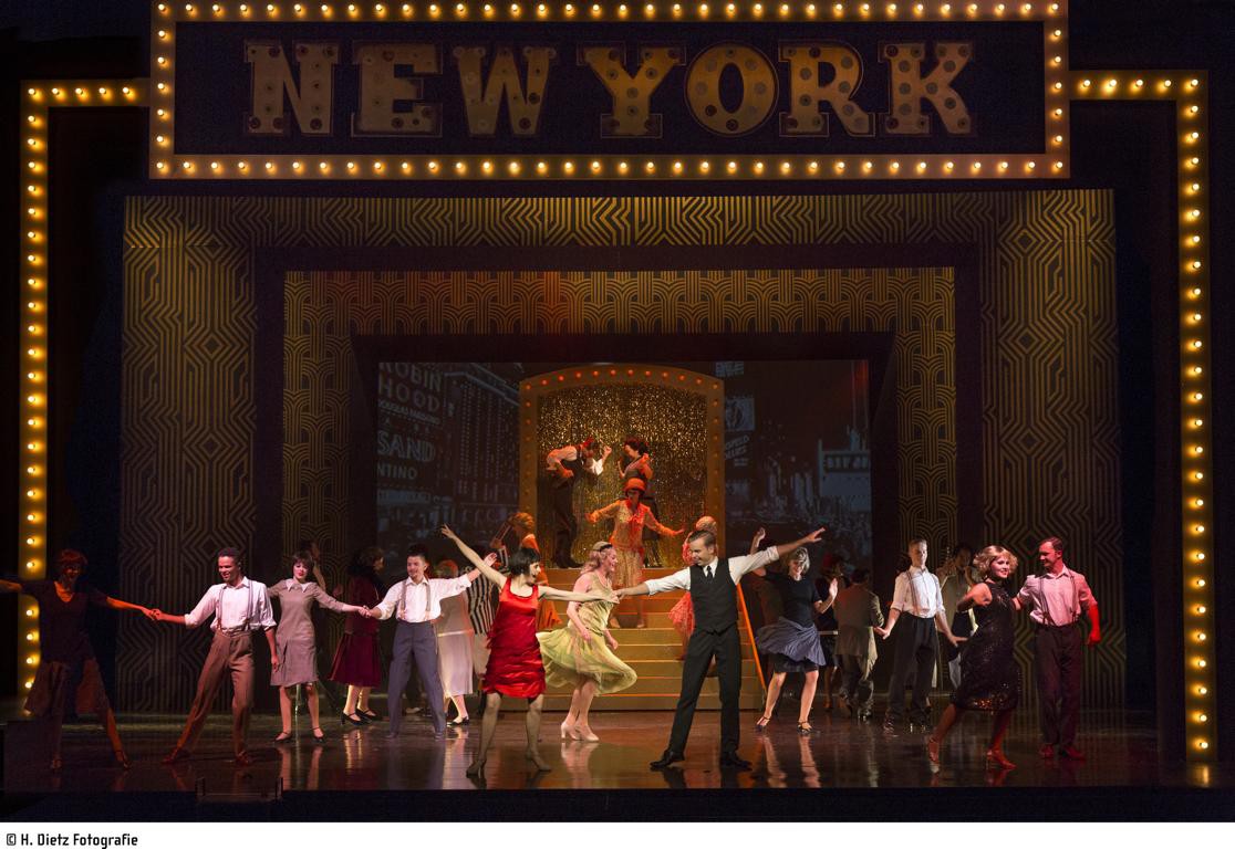 Julia Leinweber (Millie Dillmount), Birgit Reutter (Miss Dorothy Brown), Jannik Harneit (Jimmy Smith), Tänzer der THE ARTS Company, Ensemble © H. Dietz Fotografie, Hof