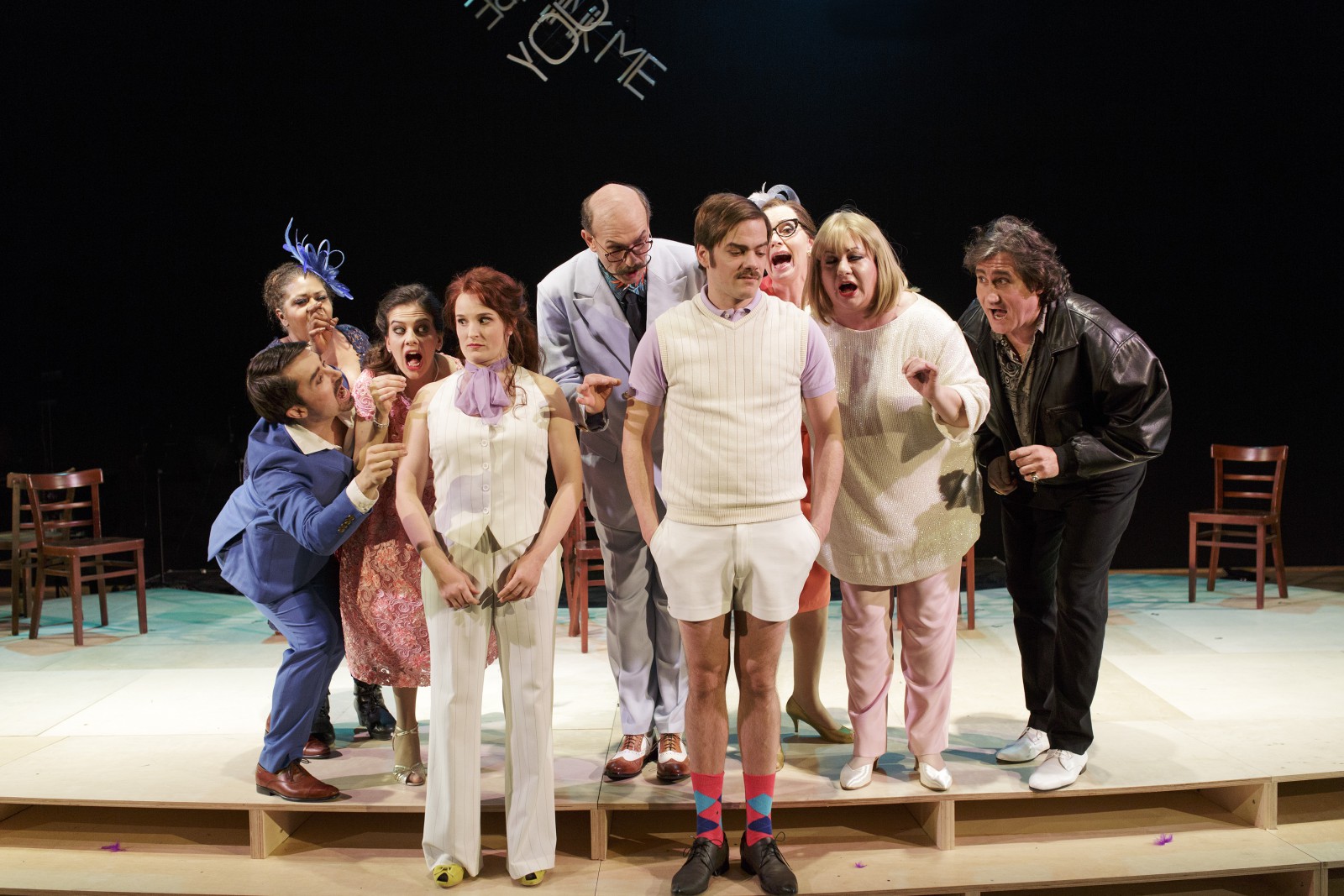 Vorn: Jennifer Riedel (Mädchen / Ratten-Else / Else), Martin Gerke (Jüngling / Willy / Egon-Wilhelm), Hinten: Eric Stokloßa (Tonio Hendricks / Arthur Henschke), Tichina Vaughn (Dame I / Bella / Frau Bellermann), Jennifer Porto (Evelyne Hill / Erna Schmidt), Gerald Hupach (Pinke / Panke / Polizist), Angela Liebold (Frl. Wolle / Frau Wollheim / Stubenmädchen), Sabine Brohm (Dame II / Lotte / Charlotte), Barry Coleman (Herr / Krybytsky / Krystof) © Klaus Gigga