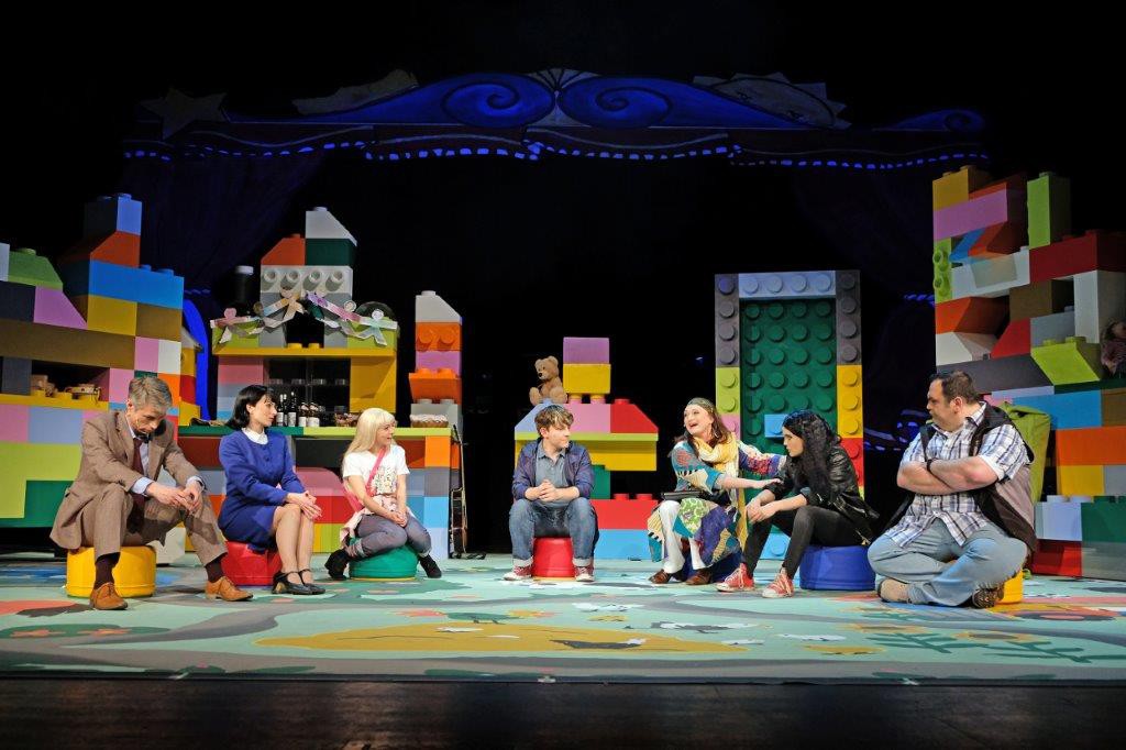 Gerald Michel (Gerd), Marysol Ximénez-Carillo (Vera), Sandra Pangl (Gabi), Johannes Osenberg (Dennis), Lisa Maria Hörl (Irene), Elisabeth Köstner (Anouschka), Akexander Prosek (Kurt) © Falk von Traubenberg