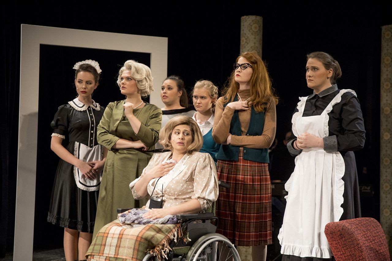 Lea Lensky (Louise), Selina Melchior (Gaby), Carina Chmilewski (Suzon), Melina Pampoukidou (Mamy), Vivien Bode (Catherine), Lisa Peters (Augustine), Elisa Schopf (Mme Chanel) © t&w / Andreas Tamme