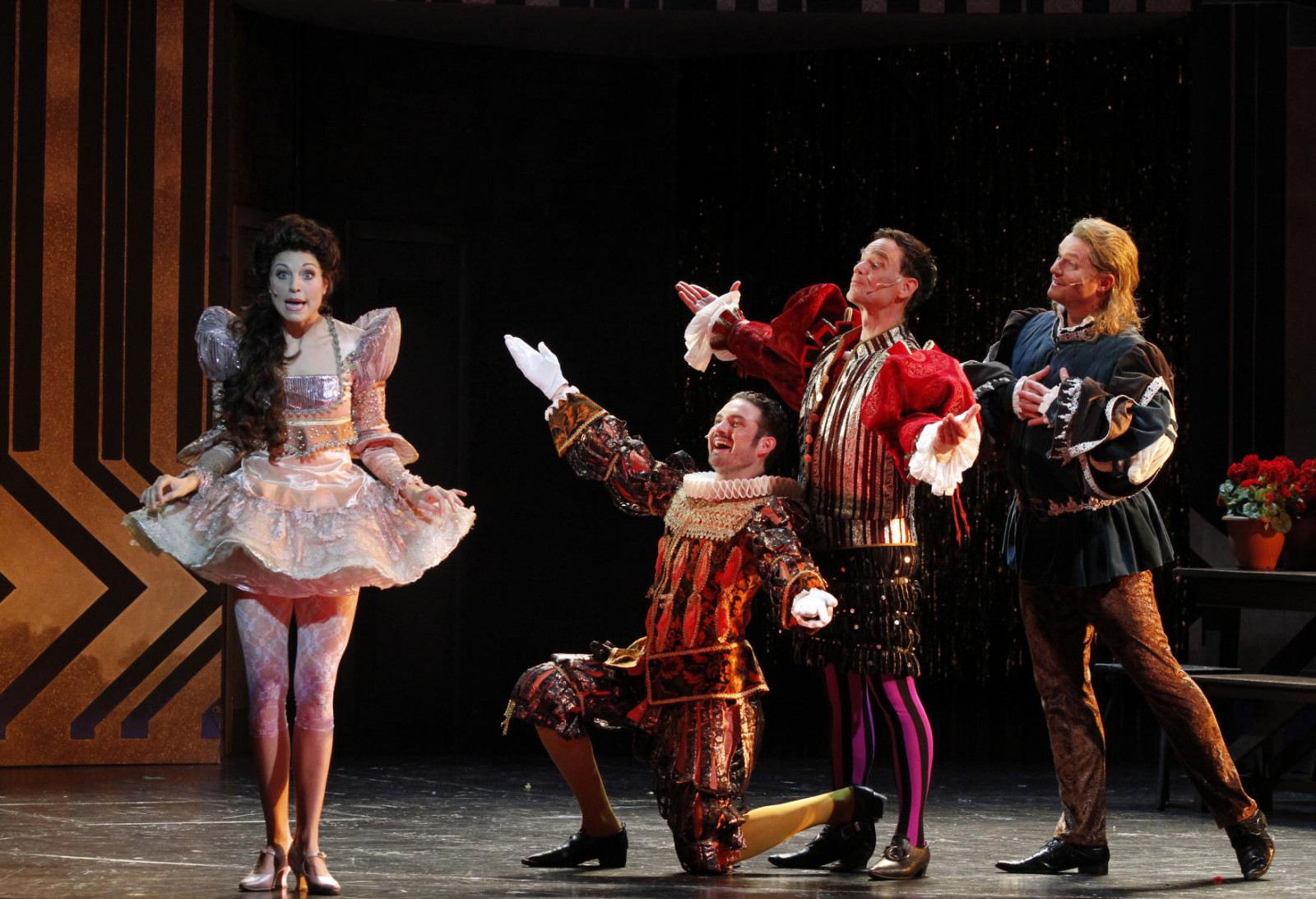 Nathalie Parsa (Bianca), Janis Masino (Gremio), Thomas Peters (Hortensio), Tillmann Schnieders (Lucentio)  © Klaus Lefebvre