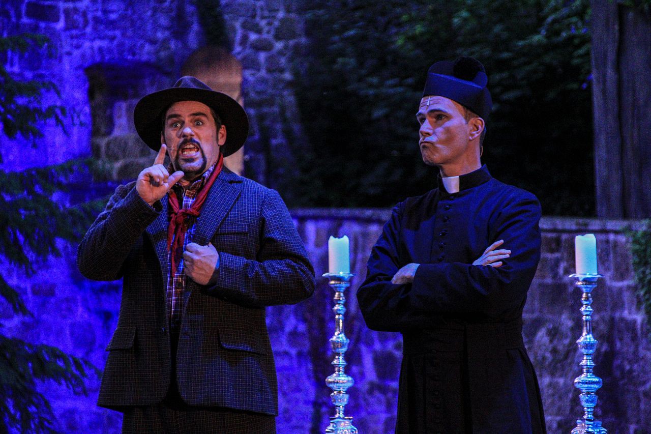 Patrick Stanke (Peppone), Thomas Borchert (Don Camillo) © Heiner Schaeffer