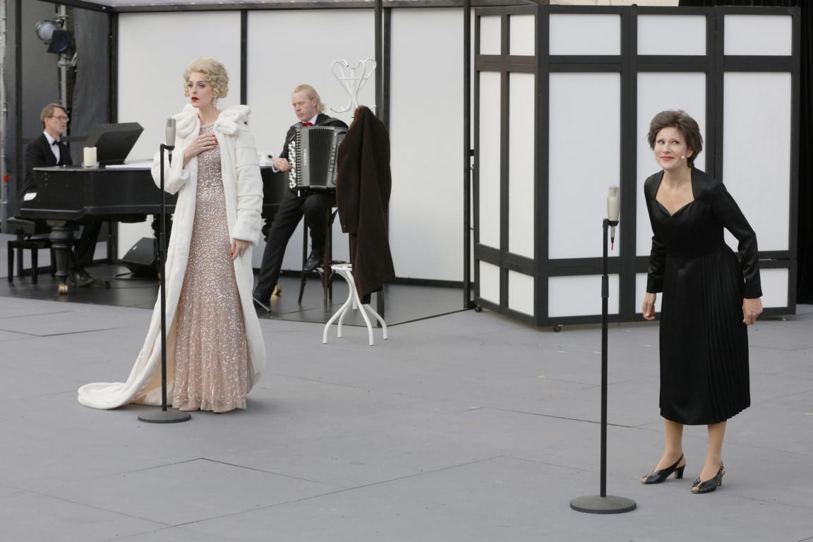 Miriam Schwan (Marlene Dietrich), Sylvia Heckendorn (Edith Piaf) © Gandersheimer Domfestspiele gGmbH / Rudolf A. Hillebrecht