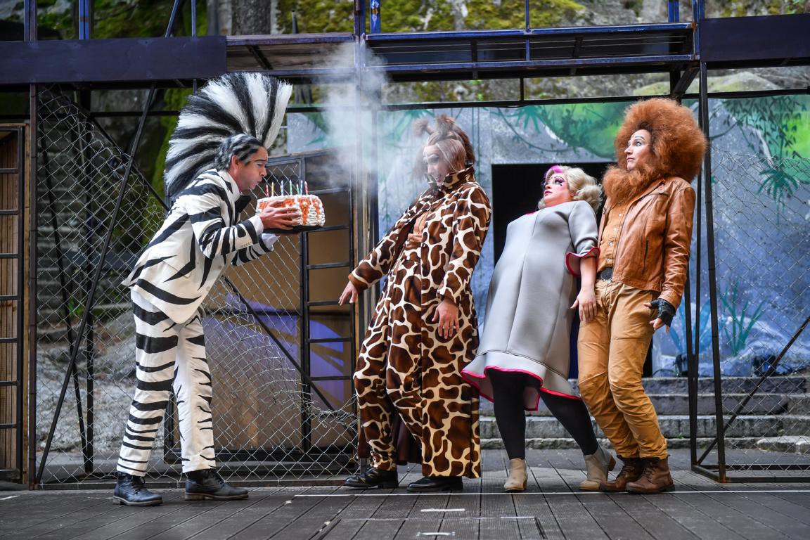 Marty (Mark Weigel), Melman (Christian Bindert), Gloria (Nadine Lauterbach), Alex (Stefan Reil) © Florian Miedl