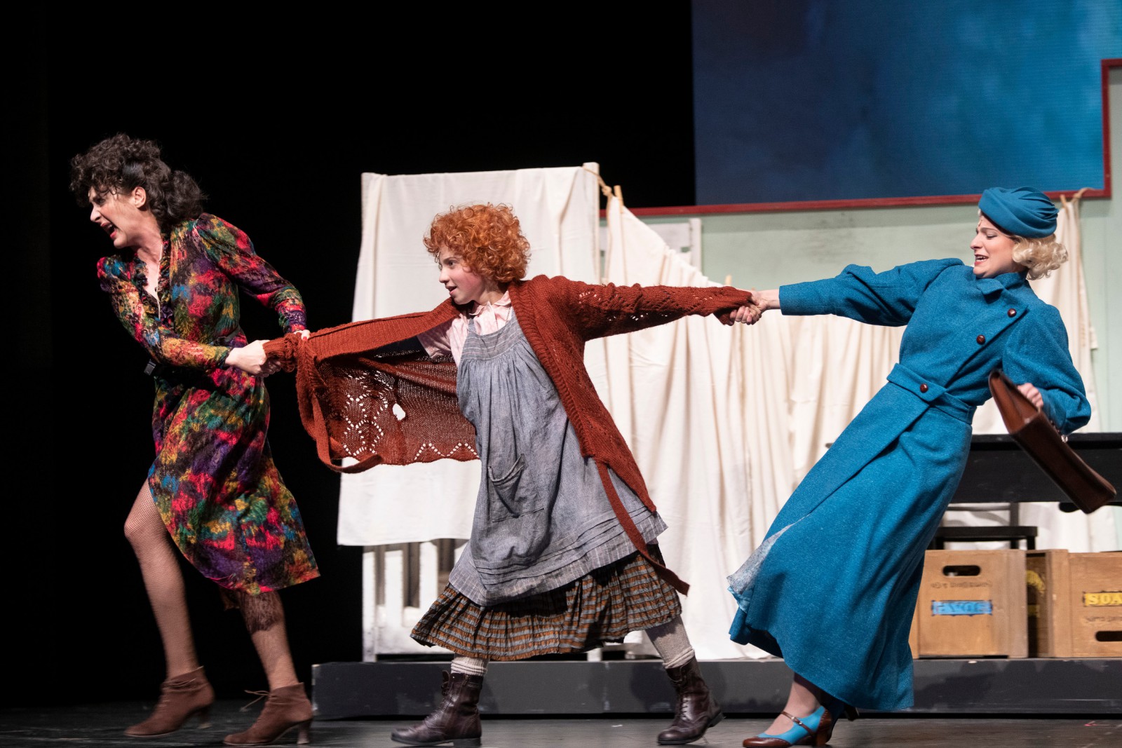 Danne Suckel (Mrs. Hannigan), Emma Michaelis (Emma), Linda Rabisch (Grace) © Theater, Oper und Orchester GmbH, Falk Wenzel