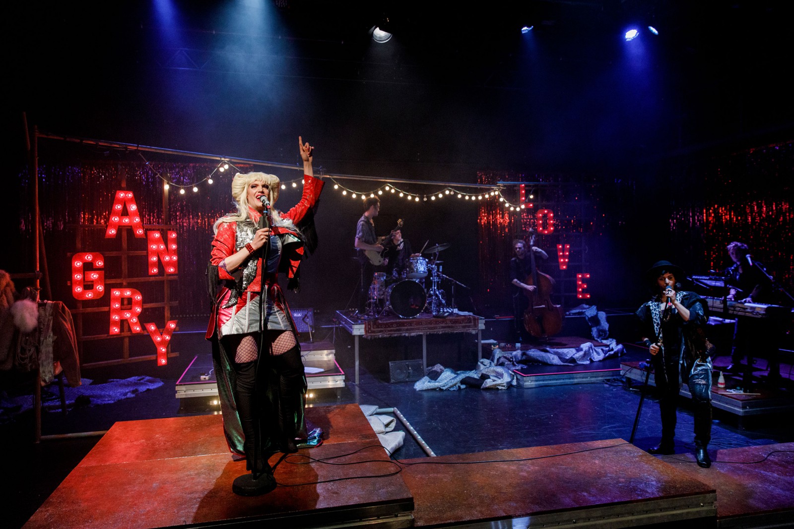 Pål Fredrik Kvale (Hedwig), Lodi Doumit (Yitzhak), Marvin Müller (Gitarre), André van der Heide (Schlagzeug), Marcel Siegel (Kontrabass), Cindy Weinhold (Keyboard)  © Felix Grünschloß