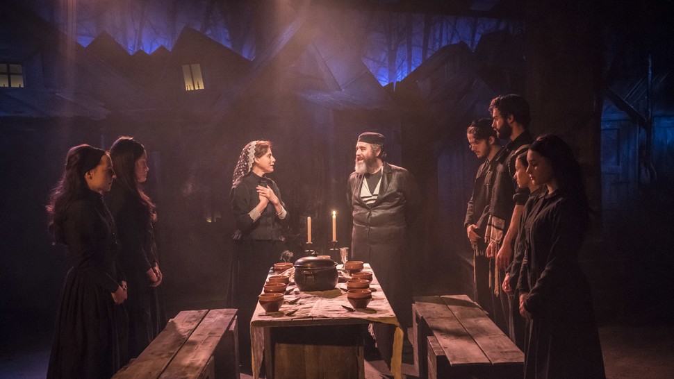 Kirsty MacLaren (Chava), Harriet Bunton (Hodel), Judy Kuhn(Golde), Andy Nyman (Tevye), Joshua Gannon (Motel), Stewart Clarke (Perchik), Sofia Bennett (Bielke), Shoshana Ezequiel (Shprintze) © Johan Persson