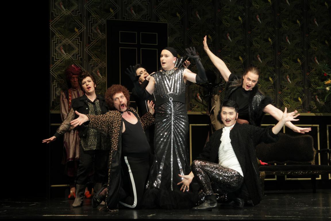 Inga Reniger (Shirley), Stefan Kreimer (Bryan), Benjamin Martin (Carmen Ghia), Jan Friedrich Eggers (Roger DeBris), Seokwon Oh (Kevin), Tomas Vaitkus (Scott) © Jörg Landsberg