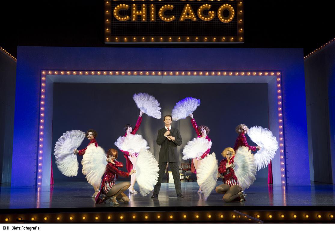 Christian Venzke (Billy Flynn), Ensemble © H. Dietz Fotografie, Hof