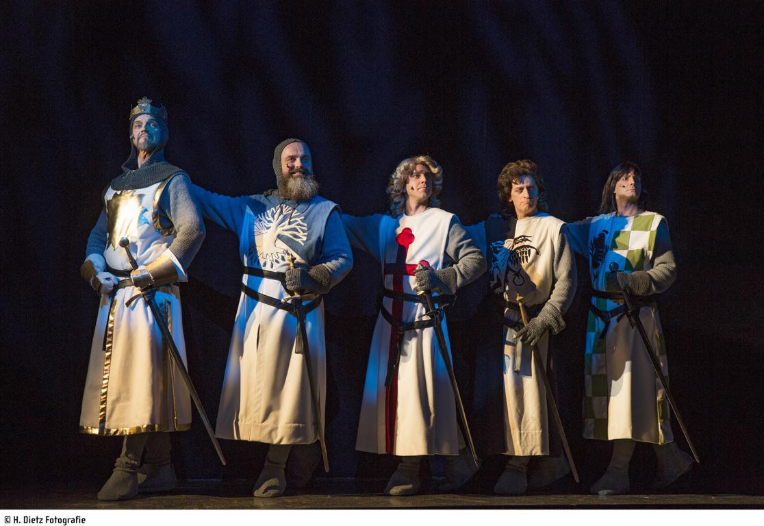 Christian Venzke (König Artus), Stephan Brauer (Sir Bedevere), Dustin Smailes (Sir Galahad), Chris Murray (Sir Lancelot), Markus Pol (Sir Robin) © H. Dietz Fotografie, Hof