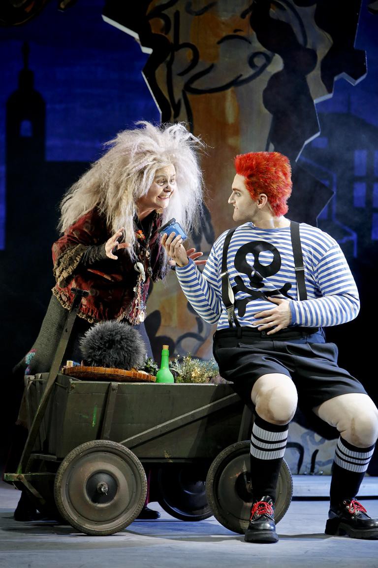 Christiane Kampwirth (Grandma), Gunnar Frietsch (Pugsley Addams) © Landestheater Detmold / Birgit Hupfeld