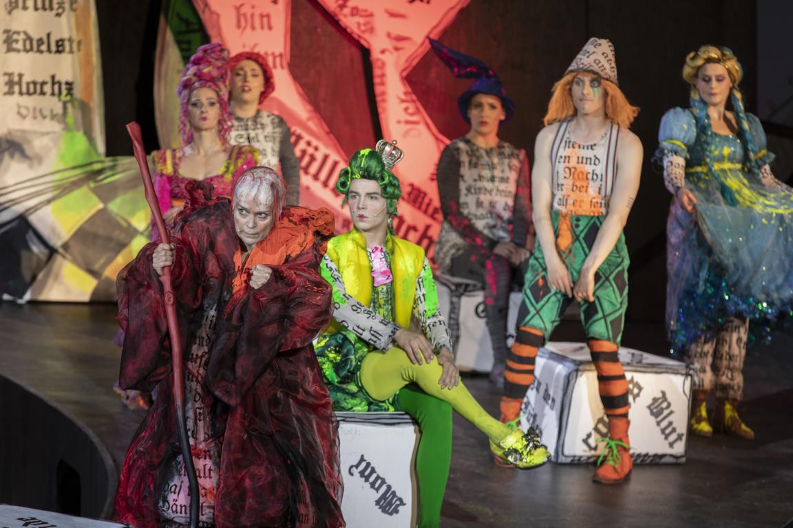 Carolin Fortenbacher (Tredecima), Katharina Beatrice Hierl (Rapunzel), Laura Pfister (Zwerg), Nikko Forteza (Froschkönig), Janne Marie Peters (Zwerg), Claudio Gottschalk-Schmitt (Dummling), Johanna Haas (Sterntaler) © Hendrik Nix, Brüder Grimm Festspiele Hanau