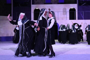 Elke Kottmair (Schwester Mary Patrick), Siyou Isabelle Ngnoubamdjum (Deloris van Cartier), Maria Rosendorfsky (Schwester Mary Robert), Opern- und Extrachor des Theaters Ulm © Jochen Klenk