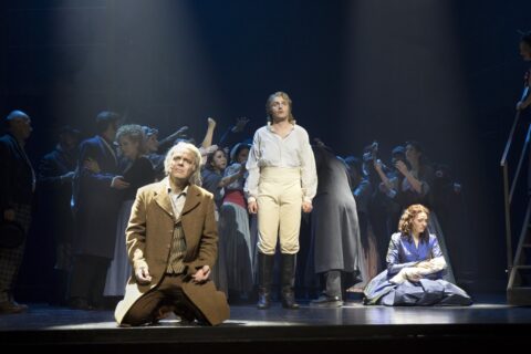 Doktor Manette (Yngve Gasoy-Romdal), Charles Darnay (Stefan Reil), Lucie Manette (Birgit Reutter), Opernchor © H. Dietz Fotografie