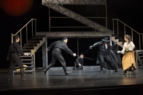 Diego de la Vega / Zorro (Ruud van Overdijk), Luisa (Anna Langner), Ensemble © H. Dietz Fotografie