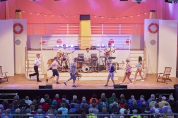 Marco Linke (Chefsteward Sascha Hahn), David Gundlach (Ingo Zylinski), Kay Kruppa (Heiner Bartels), Inga Jamry (Finja Bartels), Sarah Kluge (Hanna Zylinski), Lisa Herrmann (Jule Neumann) © Weyher Theater