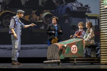 Benjamin Sommerfeld (Caractacus Potts), Kerstin Klinder, Leopold Wormuth (Jeremy Potts), Julia Heckel (Jemima Potts) © Jochen Quast