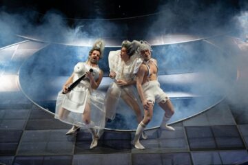 Gunnar Golkowski (Köchin), Charlotte Müller (Herzogin), Markus Paul (Baby) © Bernd Schönberger