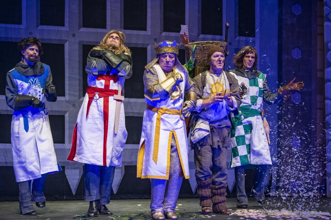 Erik Born (Sir Bevedere), Marian Kindermann (Sir Galahad), Peter W. Bachmann (König Artus), Till Schmidt (Patsy), Matthias Walter (Sir Robin) © Bühnen Halle, Falk Wenzel