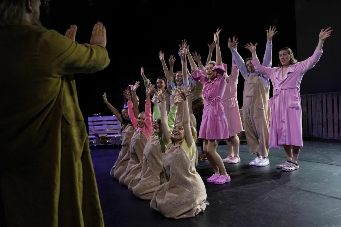 Jakob Reiter (Sultan, der alte Hofhund), Ensemble © Reinhard Winkler