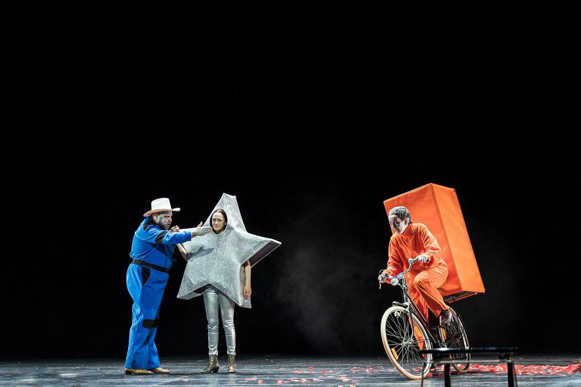 Sandro Šutalo (Mackie Messer), Iris Becher (Polly Peachum), Emilia Reichenbach (Lucy) © Isabel Machado Rios