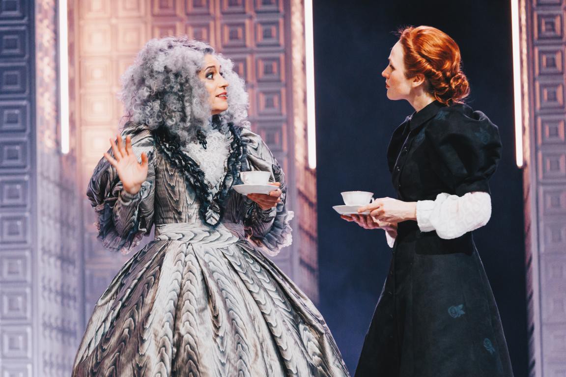 Maaike Schuurmanns (Mrs. Faifax), Eve Rades (Jane Eyre) © Julia Lormis