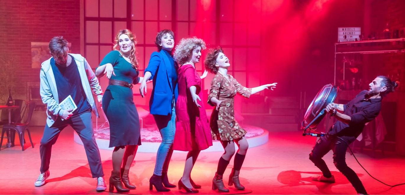 Daniel Tille (Tom), Laura Mann (Mel), Anne Berndt (Siri), Samantha Szkopiak (Emmi), Stefanie Bock (Hannah), Joyello Saba (Fabrizio) © Robert Jentzsch