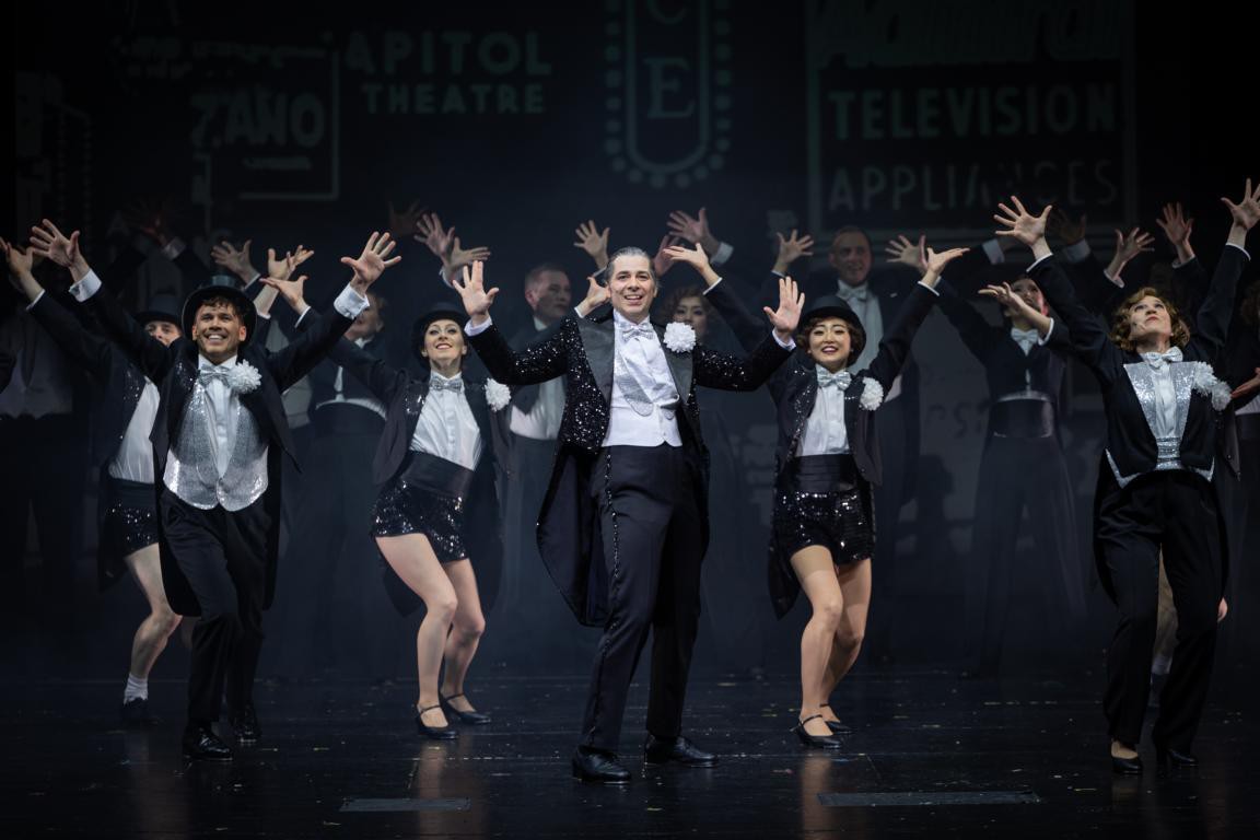 Michael Ernst (Cosmo Brown), Alexander von Hugo (Don Lockwood), Valentina Inzko Fink (Kathy Selden), Dance Company Theater Osnabrück, Opernchor des Theaters Osnabrück © Theater Osnabrück, Stephan Glagla