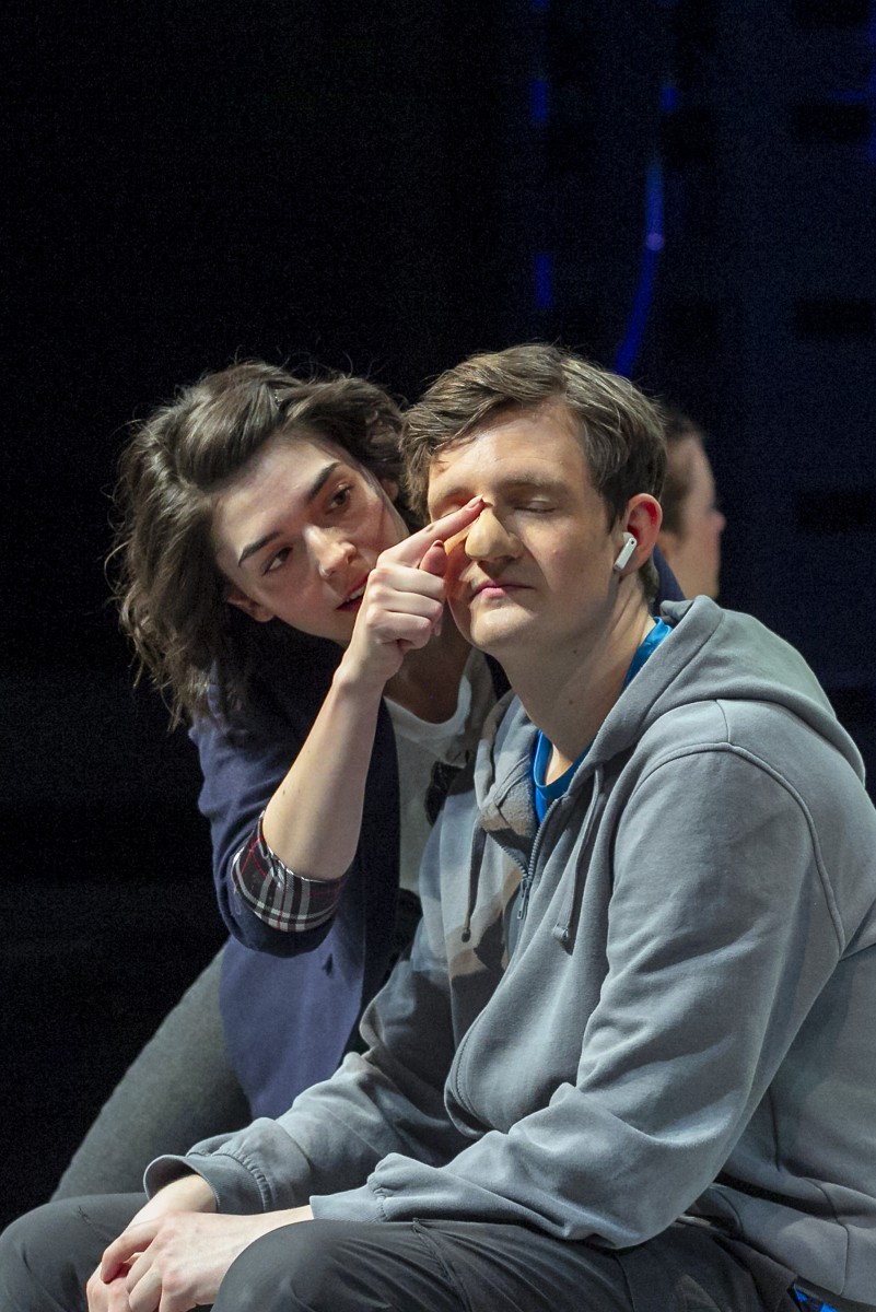 Helena Charlotte Sigal (Roxy), Marius Lamprecht (Benno) © David Baltzer   bildbuehne.de