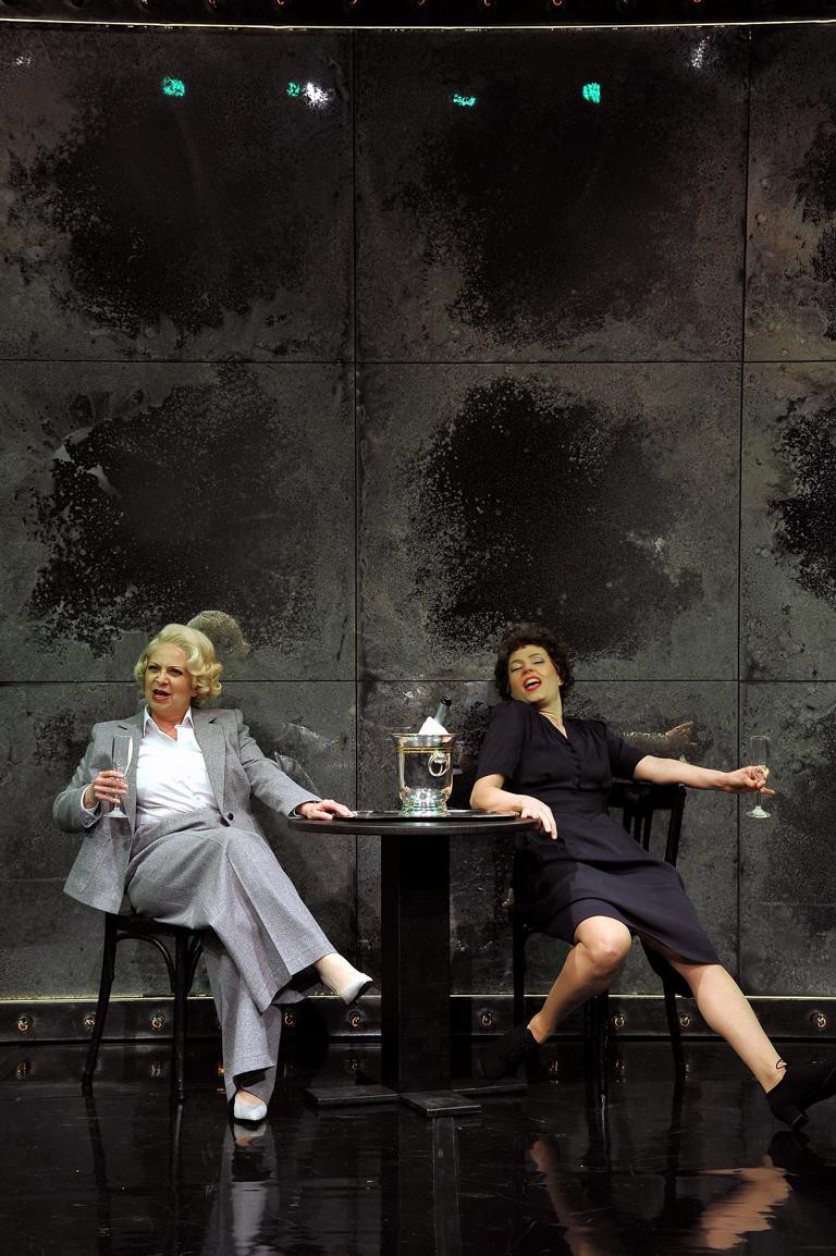 Astrid Vosberg (Marlene Dietrich), Adrienn Čunka (Edith Piaf) © Hans-Jürgen Brehm-Seufert