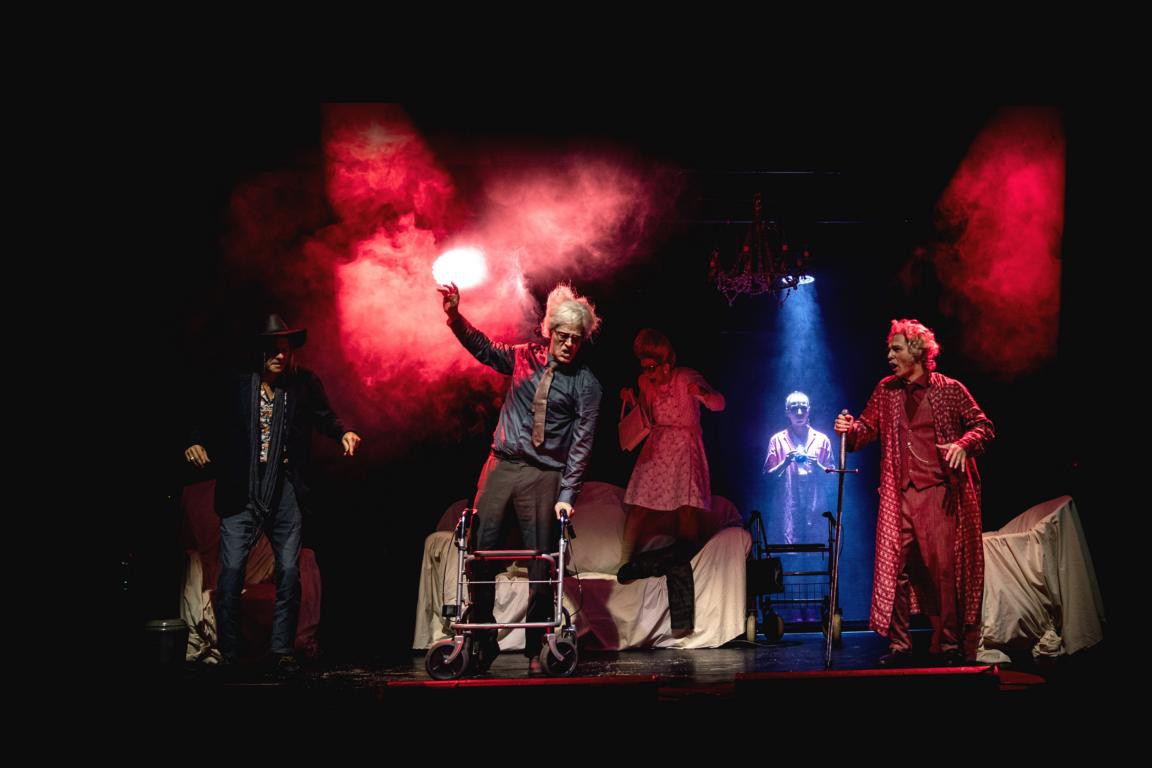 Thomas Wenzel (Herr Blau), Dirk Böther (Herr Grün), Pia Noll (Frau Weiß), Lisa Mader (Schwester Rosa), Dimitrij Breuer (Herr Rot) © Marie Liebig